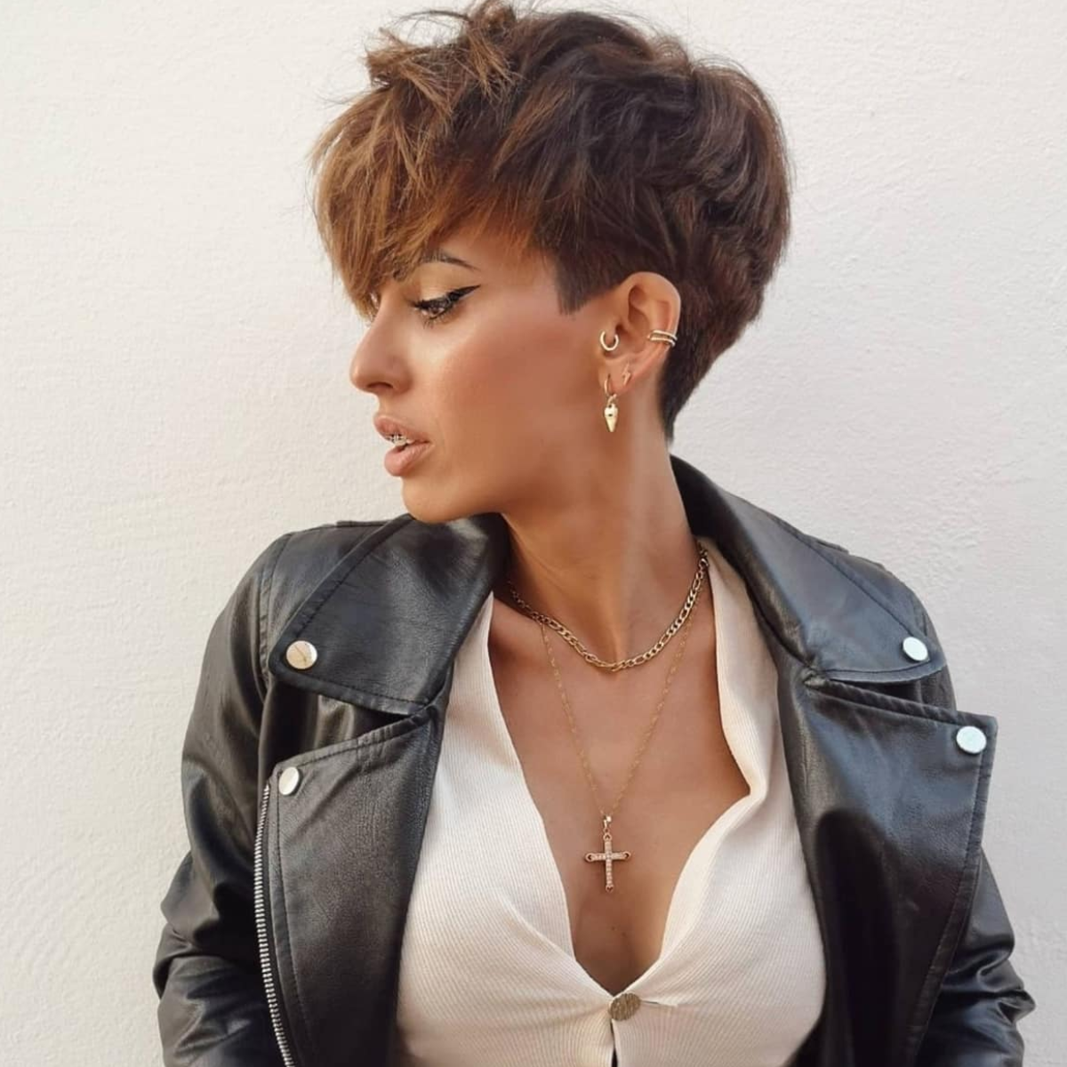 Short Hairstyles for Thick Wavy Hair: 13 Bulk-Busting Lightweight Cuts