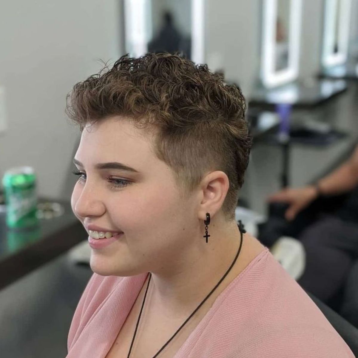 Short Haircuts for Women with Round Face: 10 Slimming Elongating Cuts